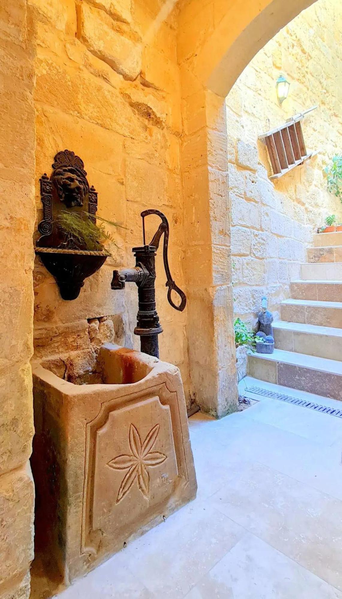 Historic Hideaways - 900 Year Old Converted Studios Victoria Dış mekan fotoğraf