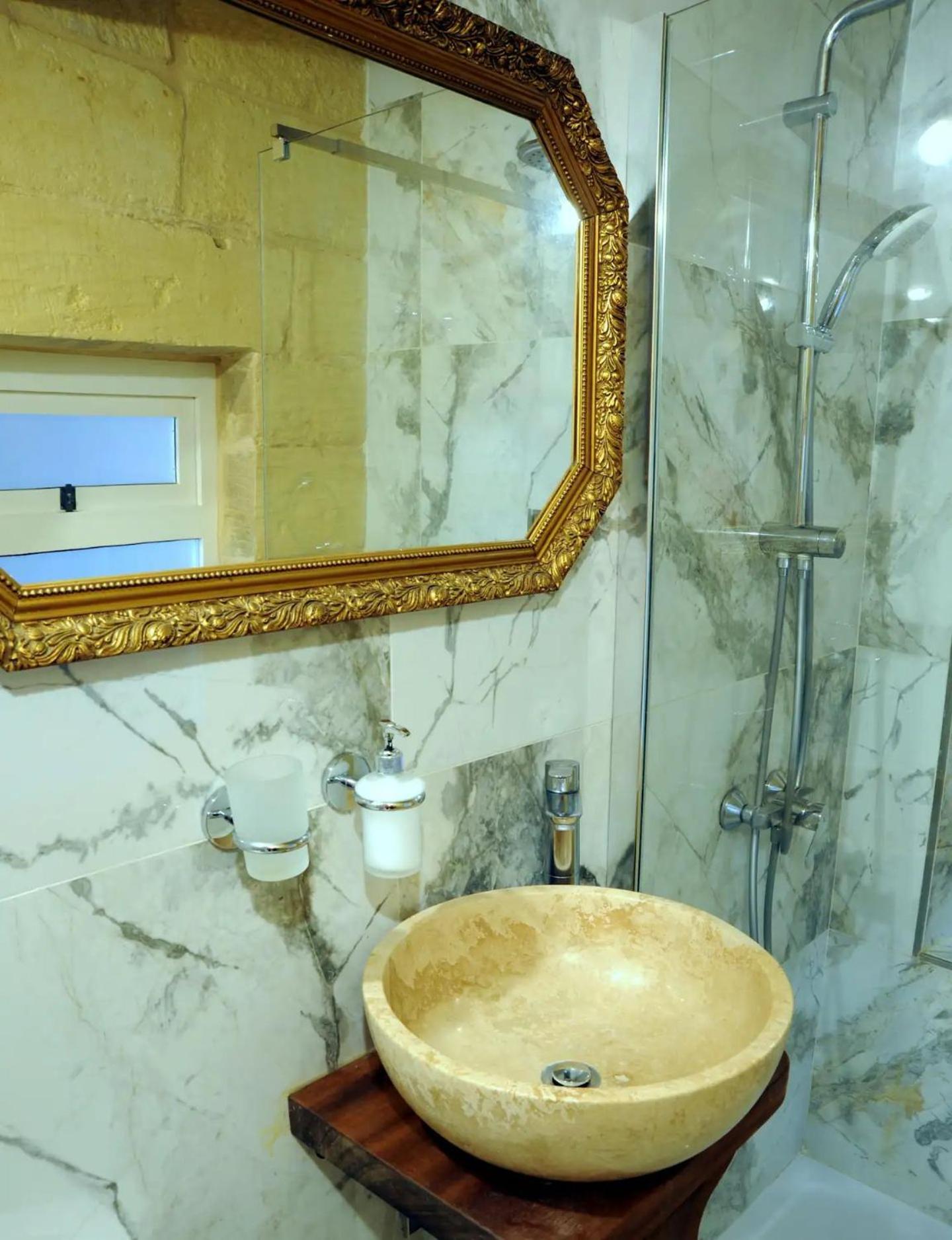 Historic Hideaways - 900 Year Old Converted Studios Victoria Dış mekan fotoğraf